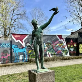 Dívka s holubicí, která stojí před nádražím v Liberci, se stala kulturní památkou