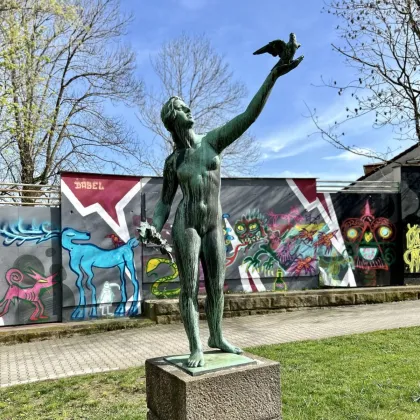 Dívka s holubicí, která stojí před nádražím v Liberci, se stala kulturní památkou