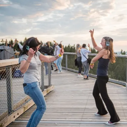 Zatancujte si mezi korunami stromů. Stezka v Krkonoších zve na Silent disco při západu slunce