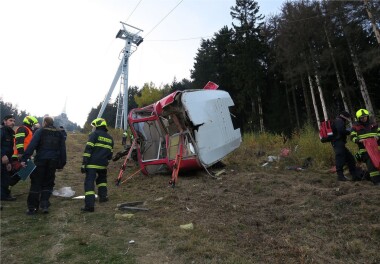 DRÁŽNÍ INSPEKCE ZVEŘEJNILA PŘÍČINU PÁDU LANOVKY NA JEŠTĚD