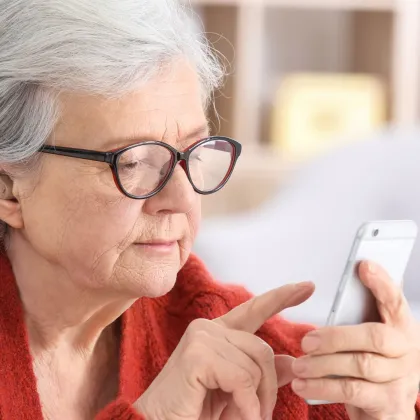Podvod přes WhatsApp překazil zamrzlý telefon. Žena díky náhodě nepřišla o 800 tisíc