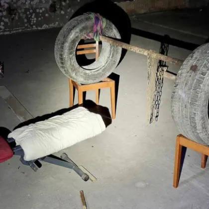 Strážníci ve squatu narazili na domácí posilovnu z pneumatik a židlí