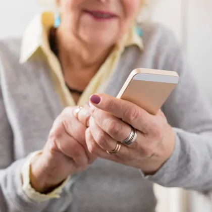 Seniorka z Liberecka poslala podvodníkům 150 tisíc korun přes WhatsApp